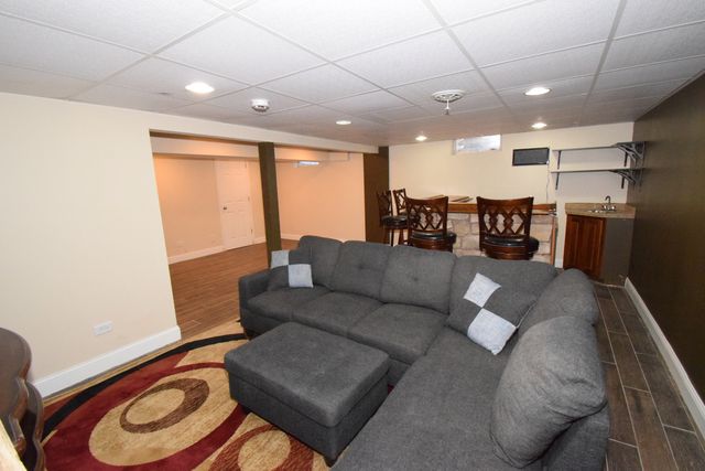 477 W Spring Street, South Elgin, IL 60177