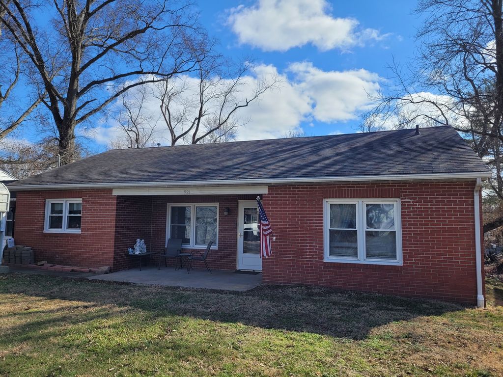 Image 2 of property listing at 921 Airport Road, Mt Vernon, IL 62864