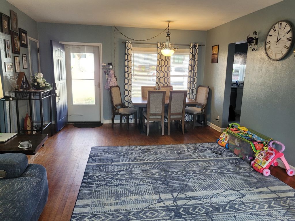 Image 11 of property listing at 921 Airport Road, Mt Vernon, IL 62864