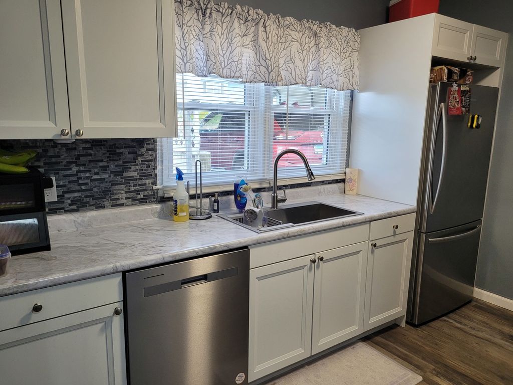 Image 14 of property listing at 921 Airport Road, Mt Vernon, IL 62864