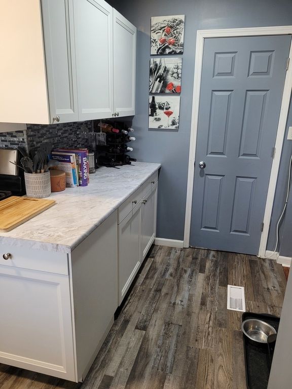 Image 15 of property listing at 921 Airport Road, Mt Vernon, IL 62864