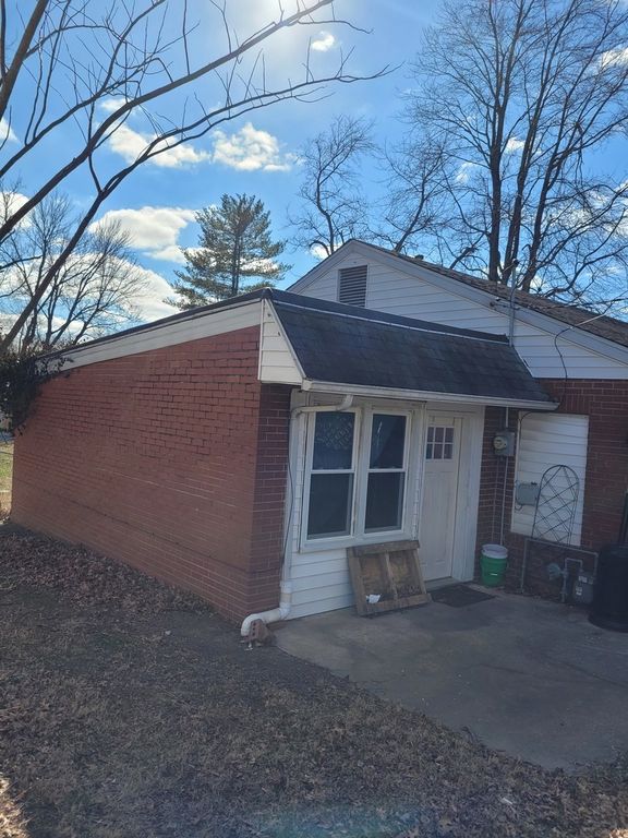 Image 4 of property listing at 921 Airport Road, Mt Vernon, IL 62864