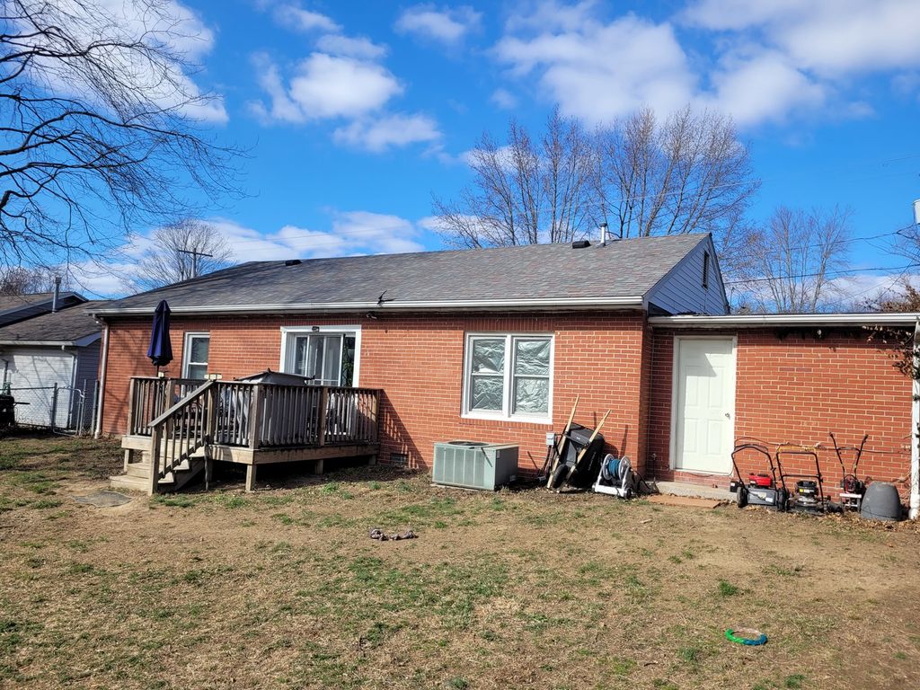 Image 6 of property listing at 921 Airport Road, Mt Vernon, IL 62864