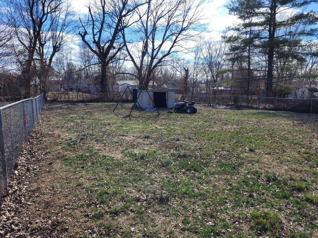 Image 8 of property listing at 921 Airport Road, Mt Vernon, IL 62864