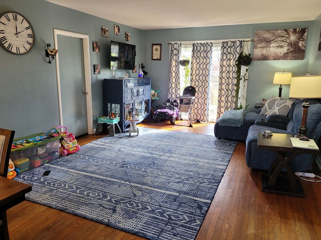 Image 9 of property listing at 921 Airport Road, Mt Vernon, IL 62864