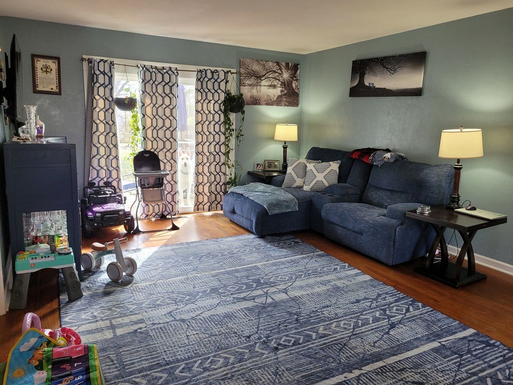 Image 10 of property listing at 921 Airport Road, Mt Vernon, IL 62864