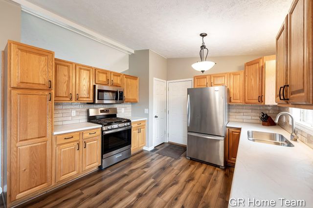 2304 Brookfarm Court SE, Grand Rapids, MI 49508
