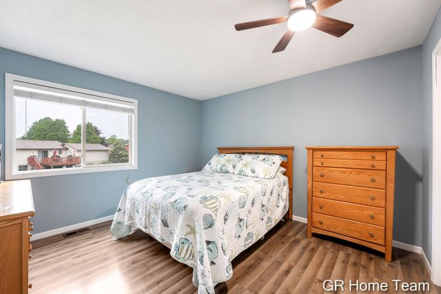 2304 Brookfarm Court SE, Grand Rapids, MI 49508