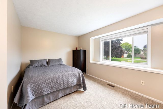 2304 Brookfarm Court SE, Grand Rapids, MI 49508