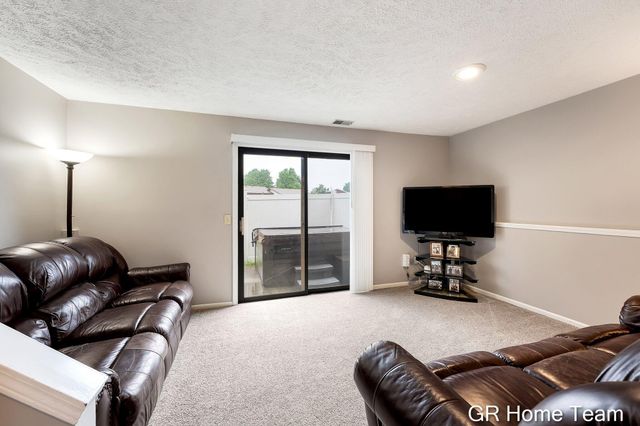 2304 Brookfarm Court SE, Grand Rapids, MI 49508
