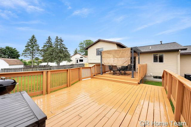 2304 Brookfarm Court SE, Grand Rapids, MI 49508