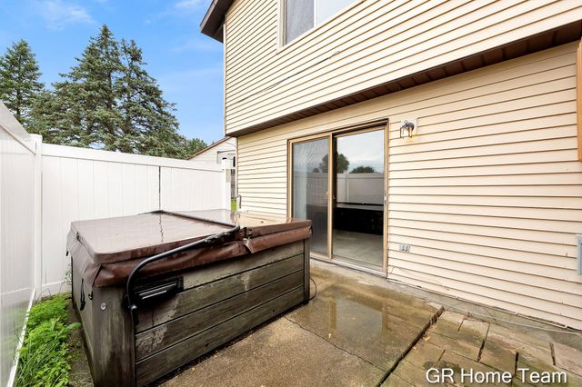 2304 Brookfarm Court SE, Grand Rapids, MI 49508