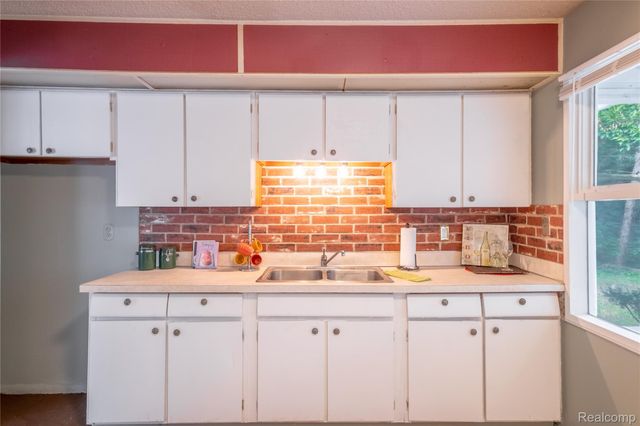 1814 Carmanbrook Parkway, Flint, MI 48507