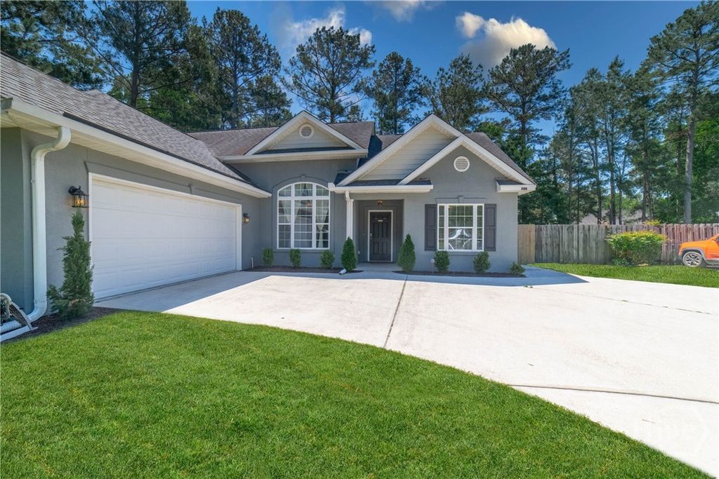 Image 3 of property listing at 326 Bristol Way, Richmond Hill, GA 31324