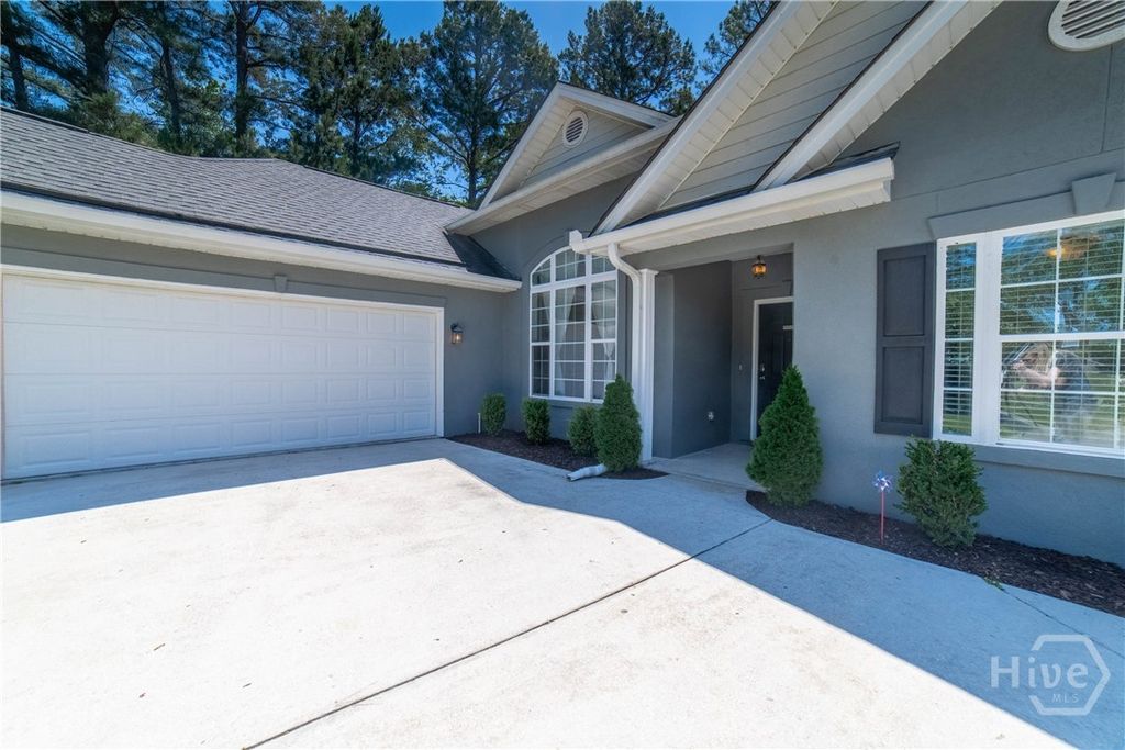 Image 4 of property listing at 326 Bristol Way, Richmond Hill, GA 31324