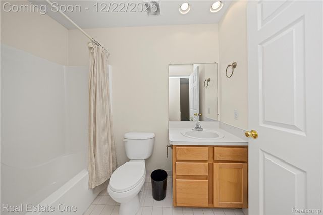 38282 Saratoga Circle, Farmington Hills, MI 48331