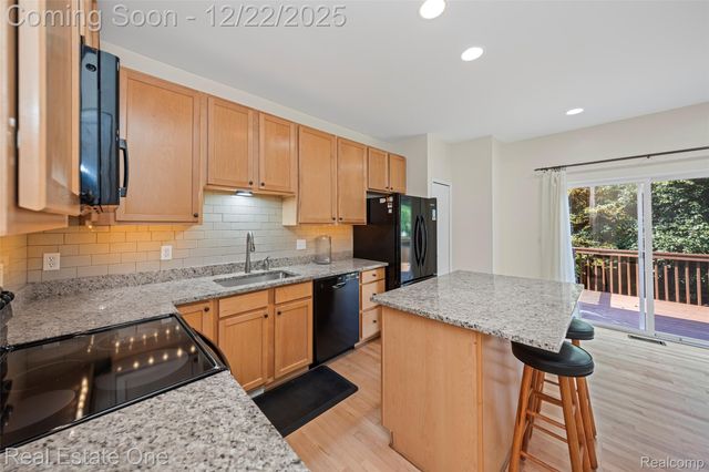 38282 Saratoga Circle, Farmington Hills, MI 48331