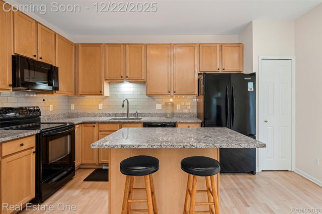 38282 Saratoga Circle, Farmington Hills, MI 48331