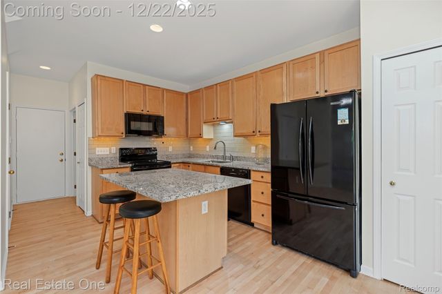 38282 Saratoga Circle, Farmington Hills, MI 48331