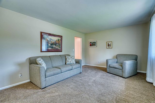6709 W Schmitt Lane, Evansville, IN 47720