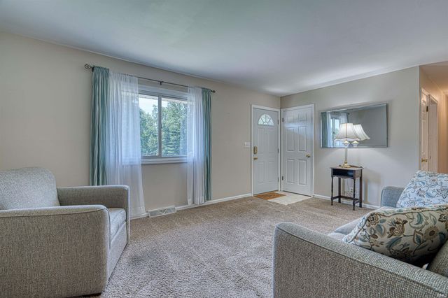 6709 W Schmitt Lane, Evansville, IN 47720