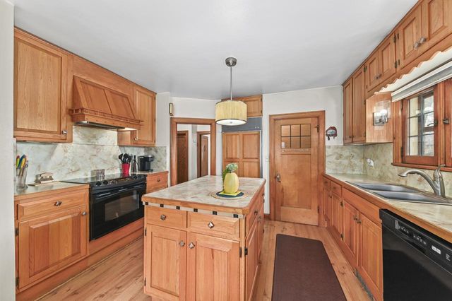 3290 N 44th STREET, Milwaukee, WI 53216