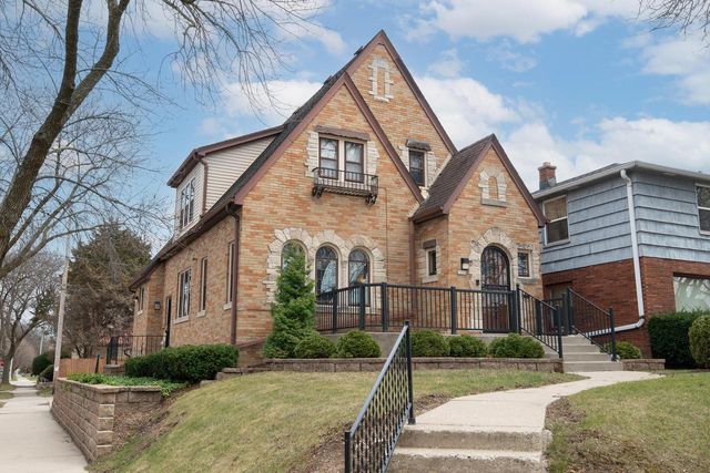 3290 N 44th STREET, Milwaukee, WI 53216