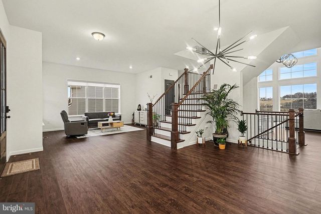 802 BLAKE DR, York, PA 17402