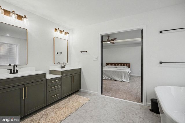 802 BLAKE DR, York, PA 17402