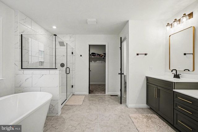 802 BLAKE DR, York, PA 17402