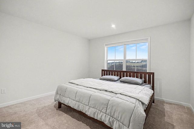 802 BLAKE DR, York, PA 17402