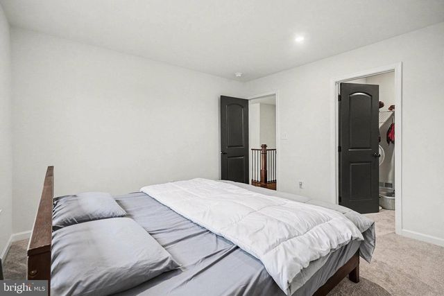 802 BLAKE DR, York, PA 17402