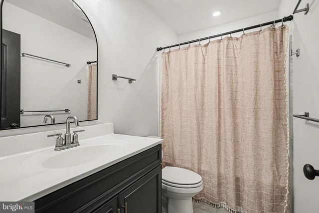 802 BLAKE DR, York, PA 17402