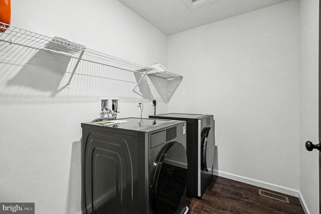 802 BLAKE DR, York, PA 17402