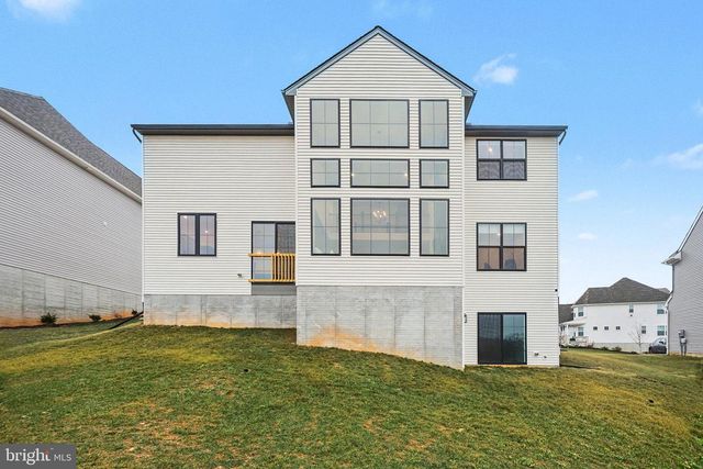 802 BLAKE DR, York, PA 17402