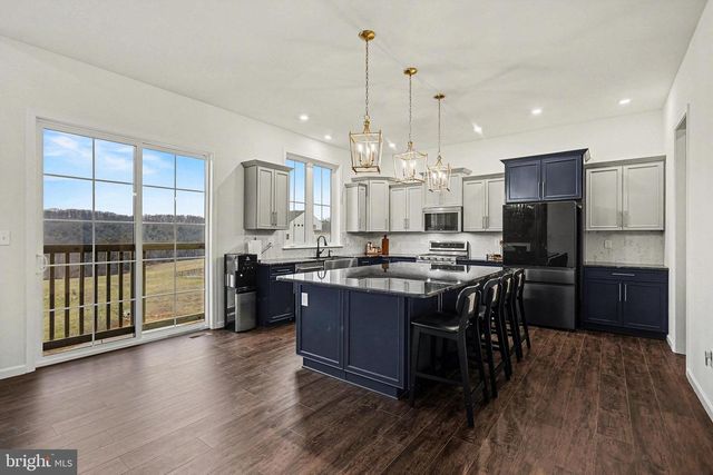 802 BLAKE DR, York, PA 17402