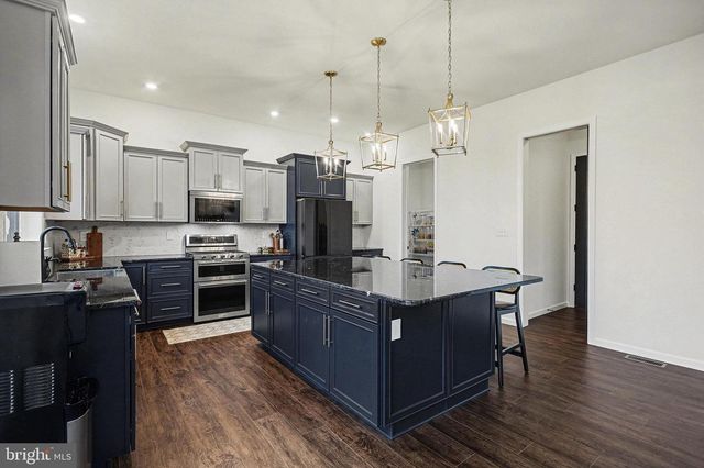 802 BLAKE DR, York, PA 17402