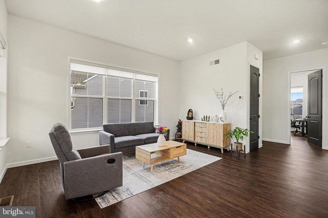 802 BLAKE DR, York, PA 17402