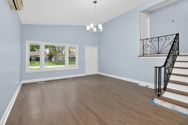 15 W 56th Street, Westmont, IL 60559