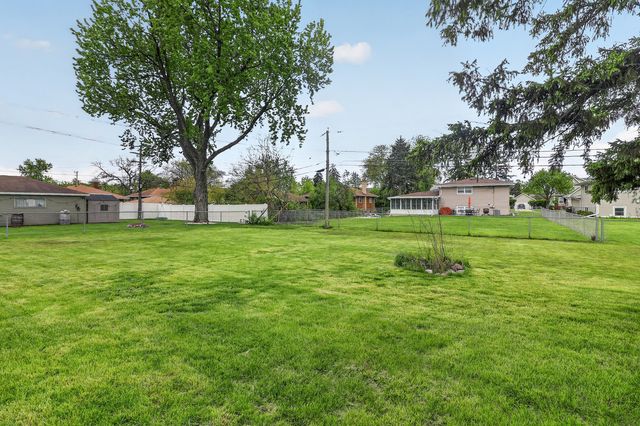 15 W 56th Street, Westmont, IL 60559