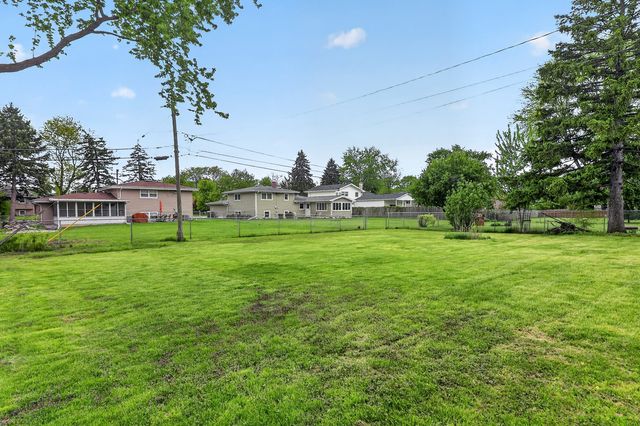 15 W 56th Street, Westmont, IL 60559