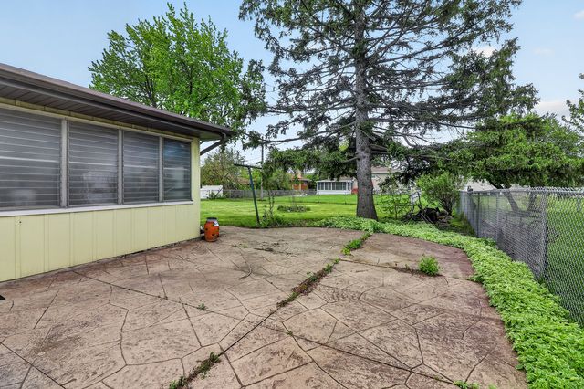 15 W 56th Street, Westmont, IL 60559