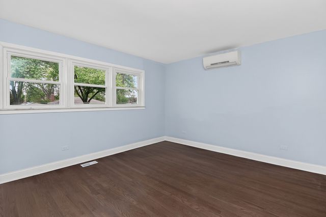 15 W 56th Street, Westmont, IL 60559