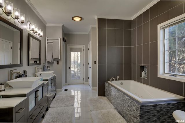 4003 MARIAN Drive, Quincy, IL 62305