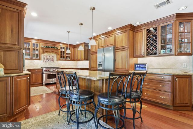 10 PHEASANT DR, Holland, PA 18966