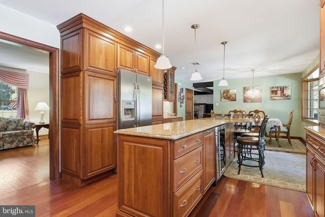 10 PHEASANT DR, Holland, PA 18966