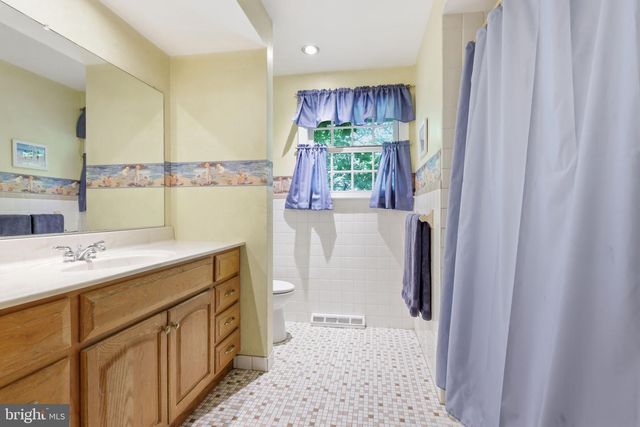 10 PHEASANT DR, Holland, PA 18966