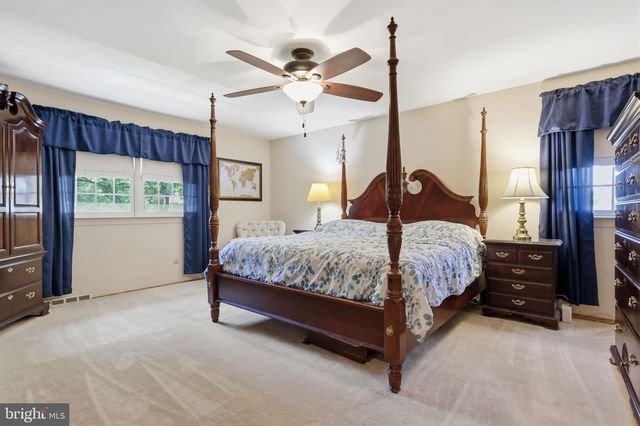 10 PHEASANT DR, Holland, PA 18966