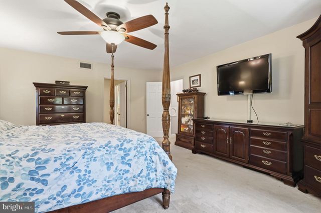 10 PHEASANT DR, Holland, PA 18966