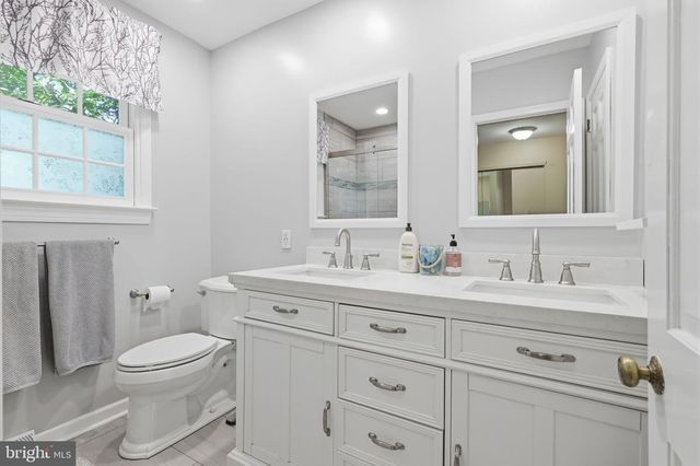 10 PHEASANT DR, Holland, PA 18966